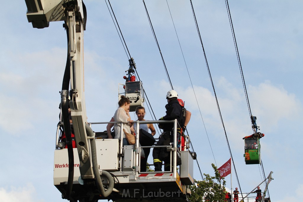 Koelner Seilbahn Gondel blieb haengen Koeln Linksrheinisch P589.JPG